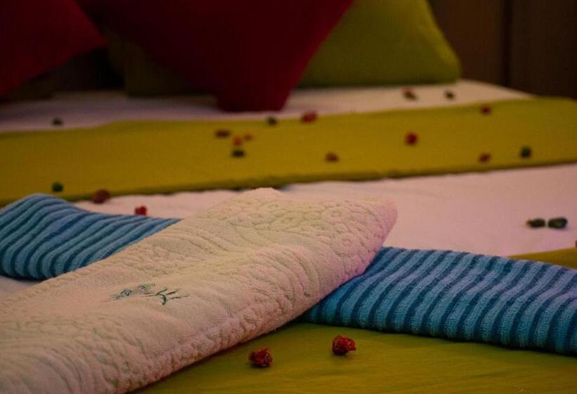 בקתה סטנדרטית, Riad Antek