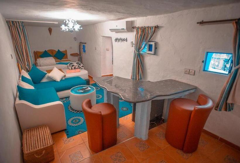 בקתה דלוקס, Riad Antek