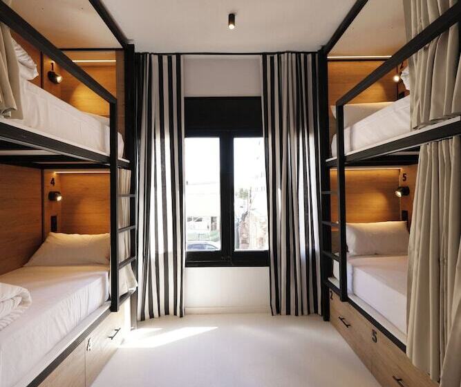 Кровать в Общей Комнате, Black And White Hostel Palamós