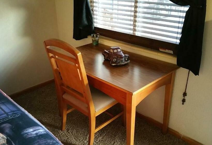اتاق پرمیوم, Oakland Motel