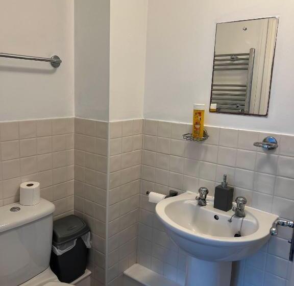 اتاق استاندارد, Elegant 3 Bedroom Apt With En Suite And Shared Amenities With Free Wi Fi