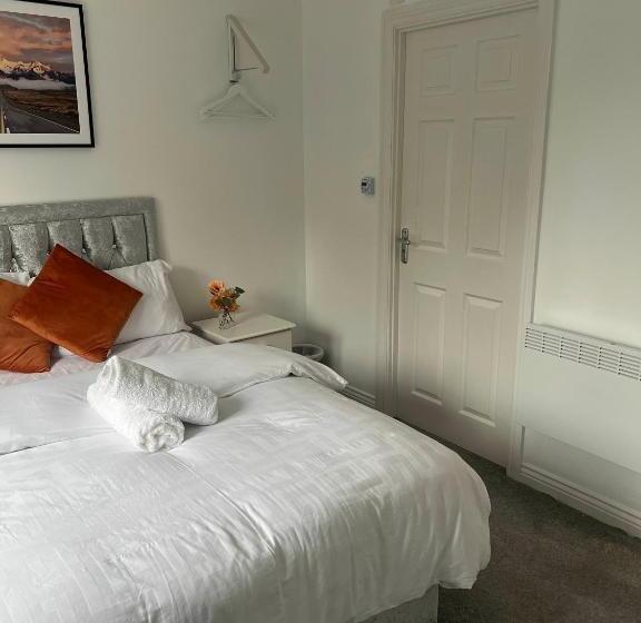 اتاق استاندارد, Elegant 3 Bedroom Apt With En Suite And Shared Amenities With Free Wi Fi