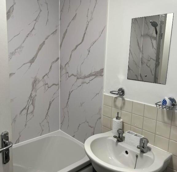 اتاق استاندارد با سرویس بهداشتی مشترک, Elegant 3 Bedroom Apt With En Suite And Shared Amenities With Free Wi Fi