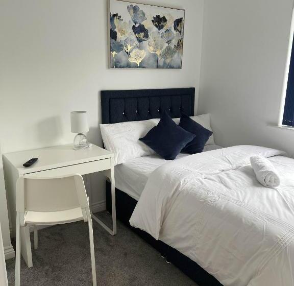 اتاق استاندارد با سرویس بهداشتی مشترک, Elegant 3 Bedroom Apt With En Suite And Shared Amenities With Free Wi Fi