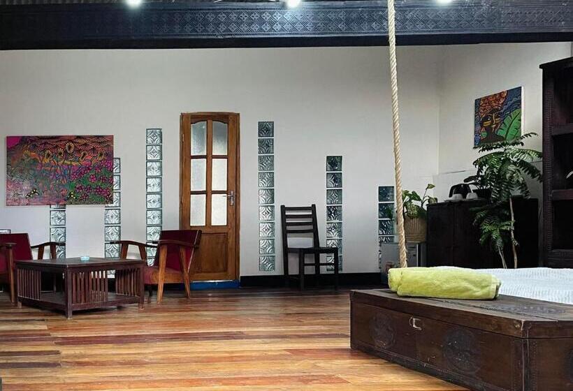 سوییت, Bamboo Lodge