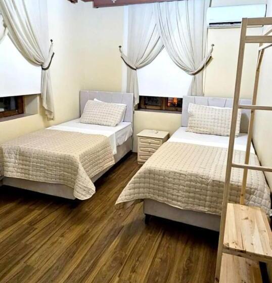 اتاق استاندارد با سرویس بهداشتی مشترک, Burcu Guest Home