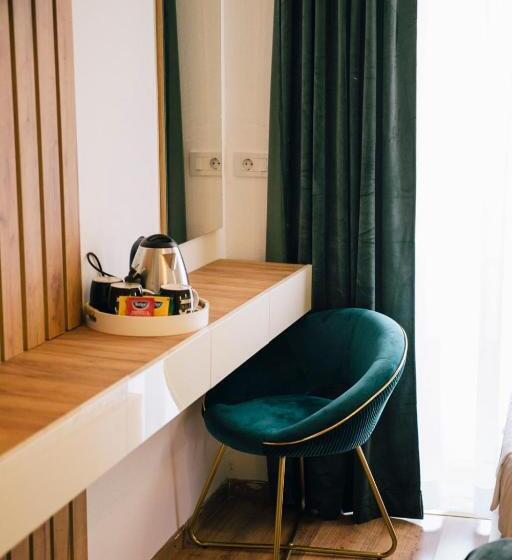 اتاق لوکس با بالکن و چشم‌انداز دریا, Premium Apartments