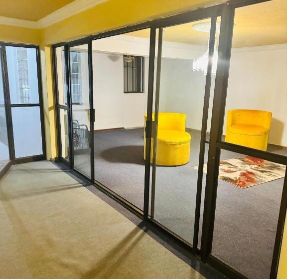 اتاق استاندارد, Goldenways Motel