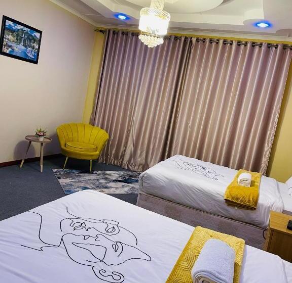 اتاق خانوادگی, Goldenways Motel