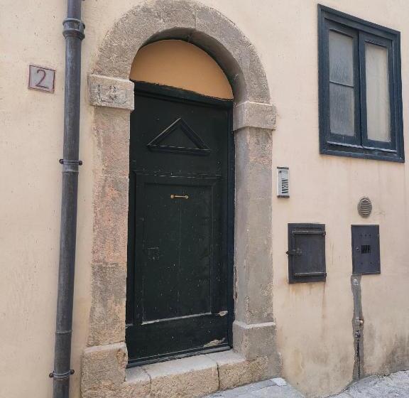 اتاق استاندارد, A P E House