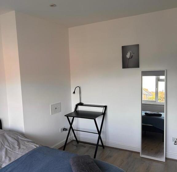 Стандартный Номер Кровать Кинг, Rooms In London Next To Tube And Wimbledon