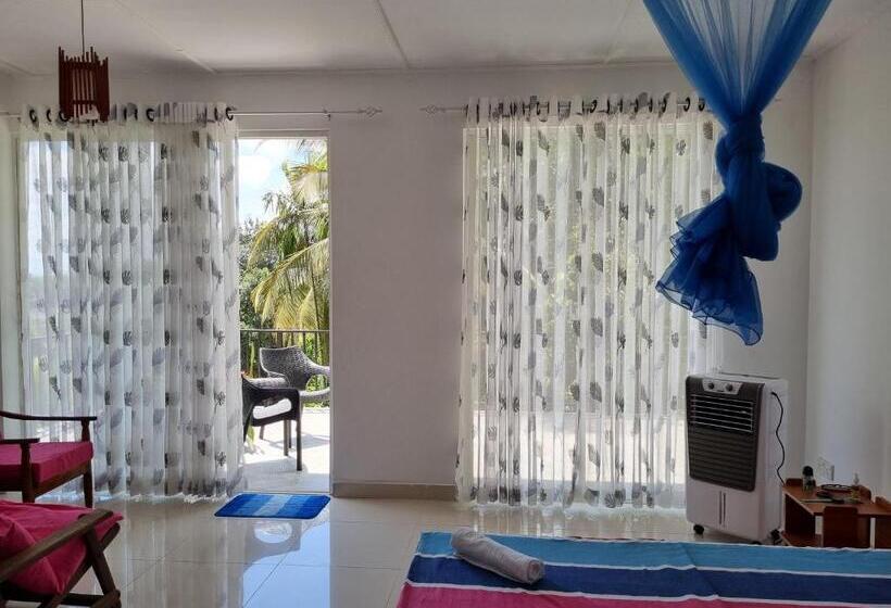 اتاق لوکس با بالکن, Squirrel S Nest