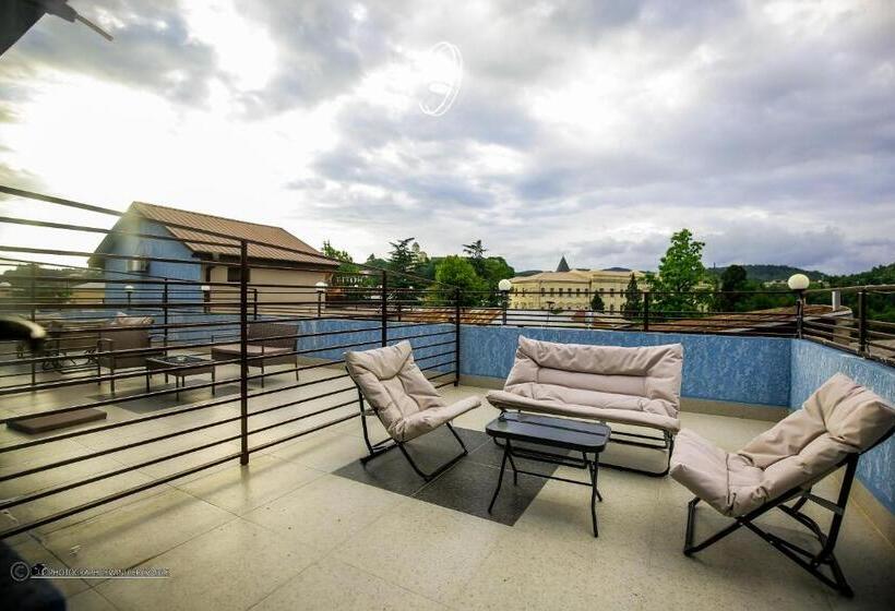 اتاق راحتی سه تخته, Balcony