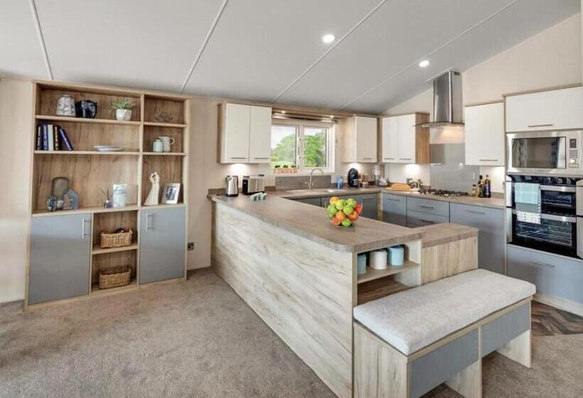 Дом 3 Спальни, Hamlet Lodge Retreat At Calloose Holiday Park