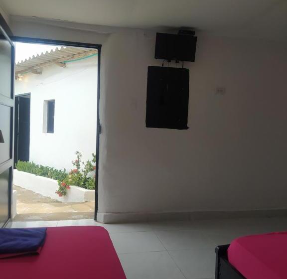 Quarto Triplo Estandar, Hostal Cq Camarones