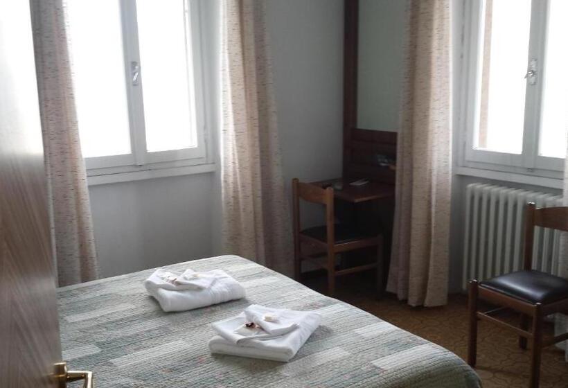 Номер Стандарт Вид на Озеро, Pet Friendly Hotel Mirabeau