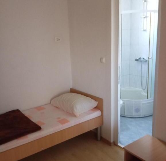 اتاق ساده سه‌ نفره, Guesthouse Best