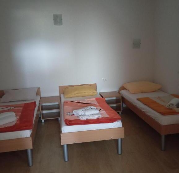 اتاق ساده سه‌ نفره, Guesthouse Best