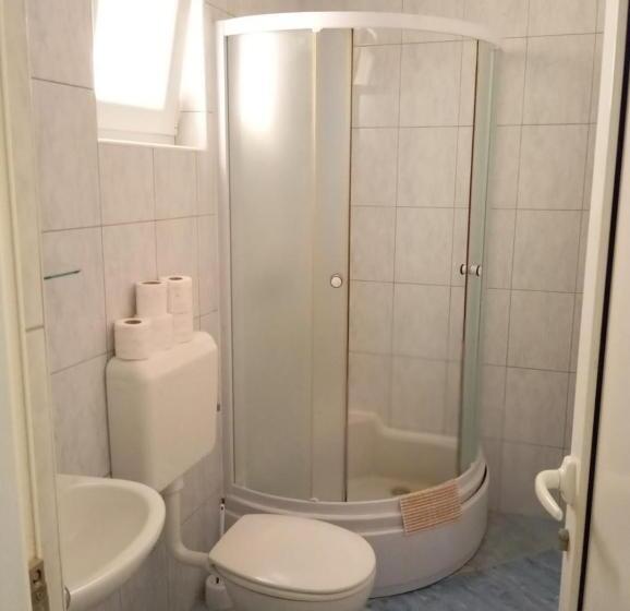 اتاق ساده سه‌ نفره, Guesthouse Best