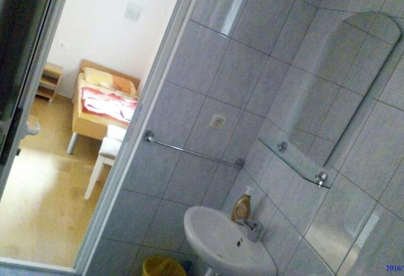 اتاق ساده سه‌ نفره, Guesthouse Best