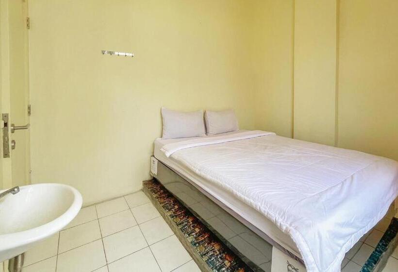 Номер Стандарт, Reddoorz Near Soekarno Hatta Airport 3