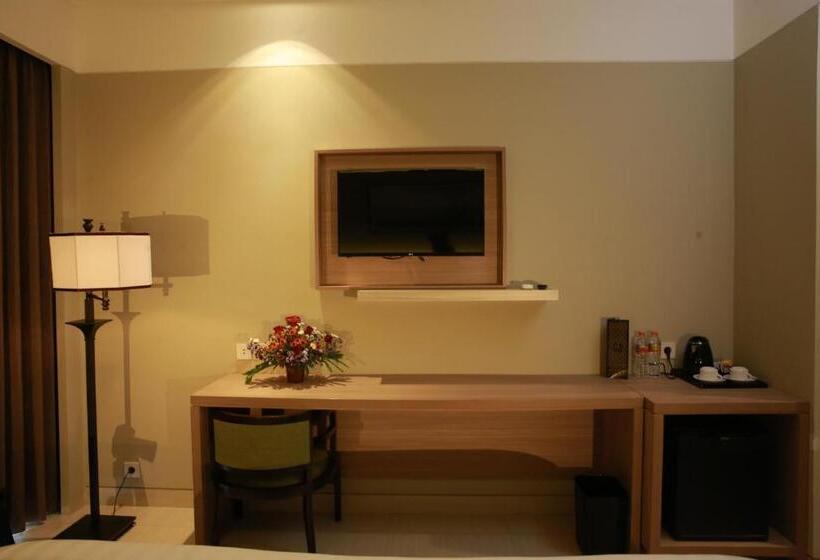 Номер Deluxe Вид на Бассейн, él Hotel Royale Banyuwangi