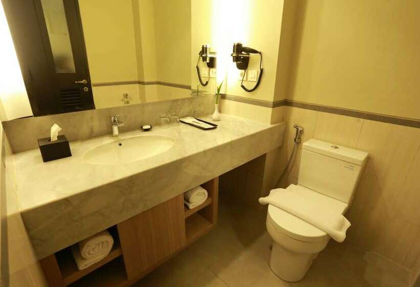 Номер Deluxe Вид на Бассейн, él Hotel Royale Banyuwangi