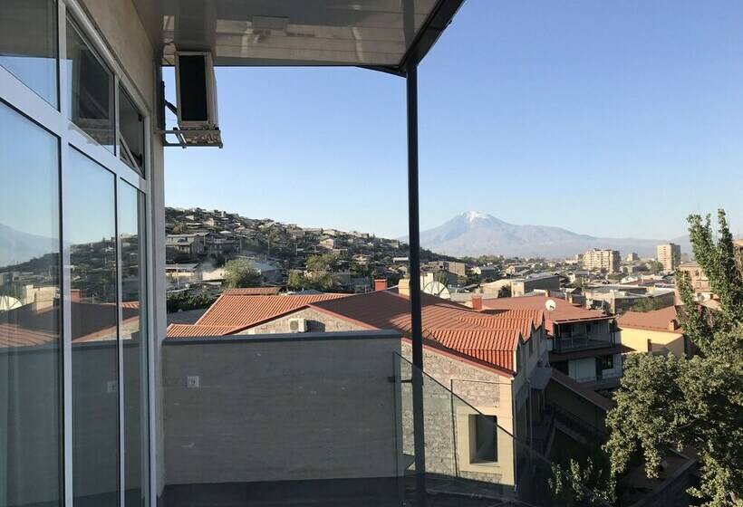 سوییت با چشم‌انداز استخر, Adams