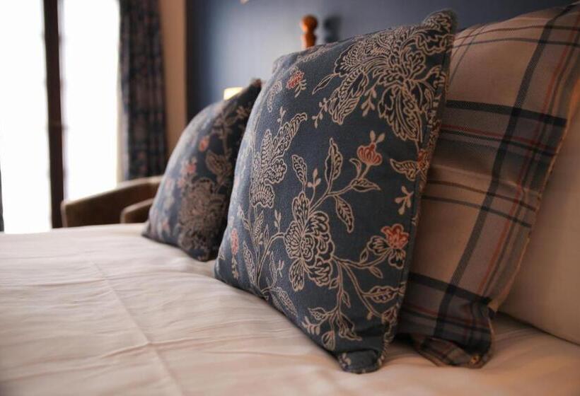 Семейный Номер Вид на Сад, The Greyhound Inn And