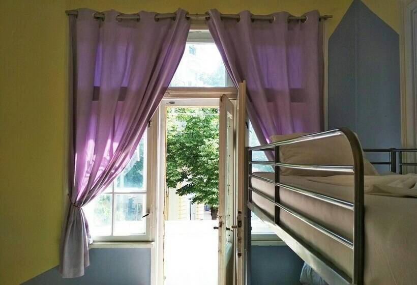 ルームシェアのワンベッド, Hostel Compass Burgas