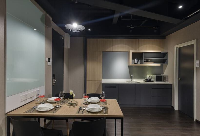 سوییت لوکس, The Granite Luxury