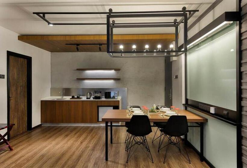 سوئیت کلاسیک, The Granite Luxury