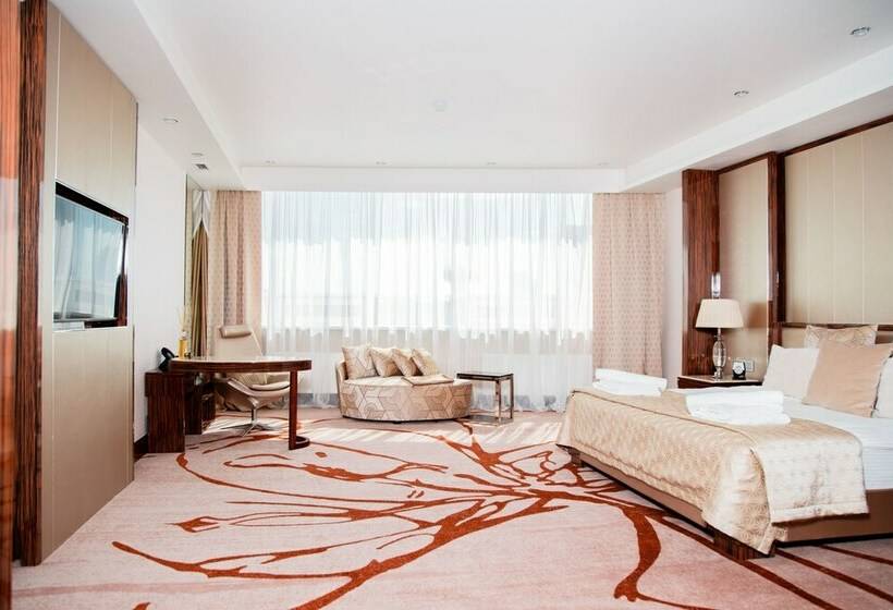 سوییت لوکس, Boutique Hotel Health Club&spa Grandprix