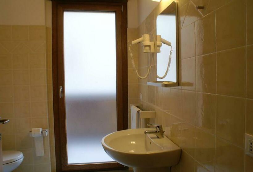 اتاق لوکس با بالکن, Licia B&b