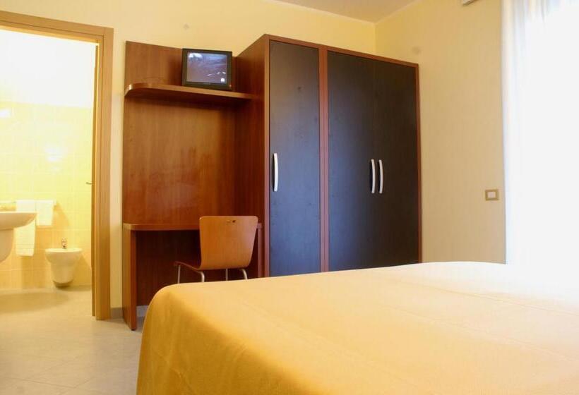 اتاق استاندارد سه تخته با چشم‌انداز باغ, Licia B&b