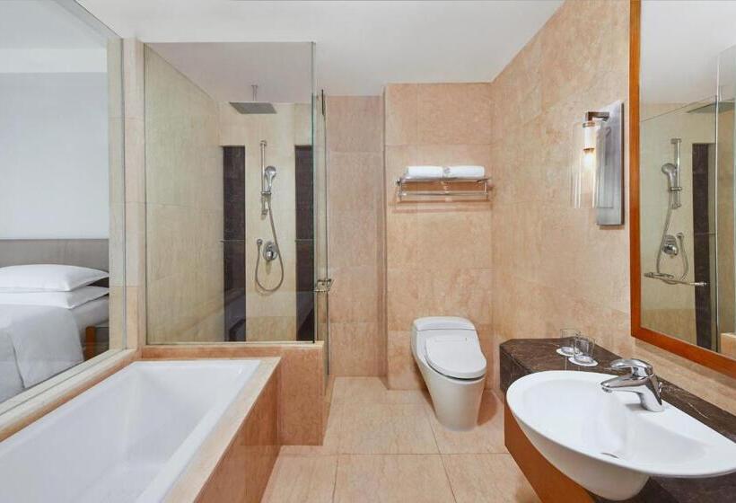 Deluxe Suite, Four Points By Sheraton Manado