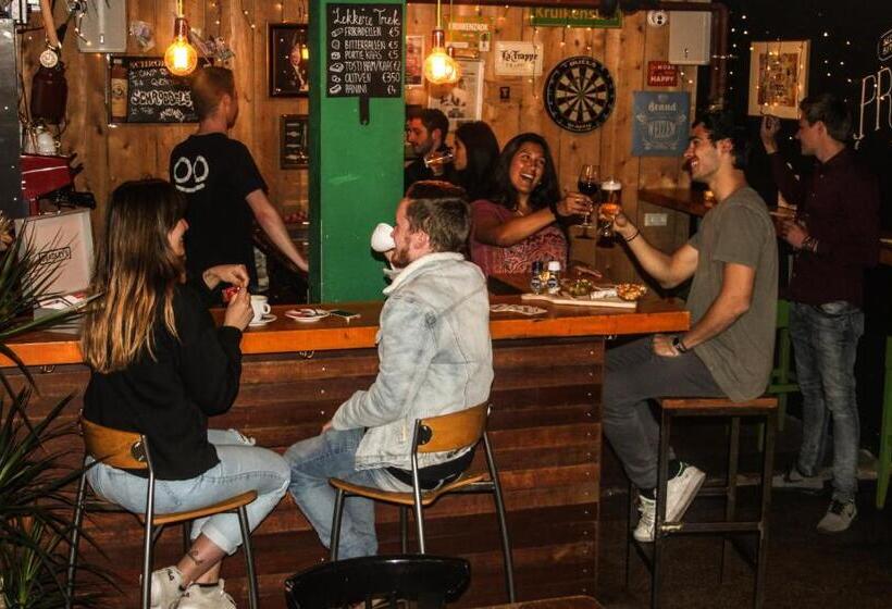 غرفة قياسية رباعية, Hostel Roots