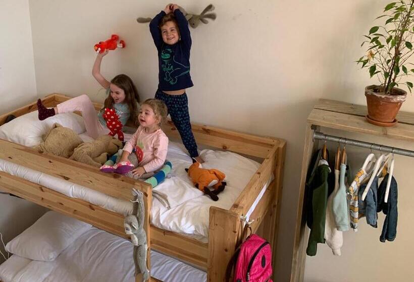 غرفة قياسية رباعية, Hostel Roots
