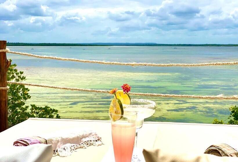 بانگلوی استاندارد با چشم‌انداز دریا, Rock And Sea Resort