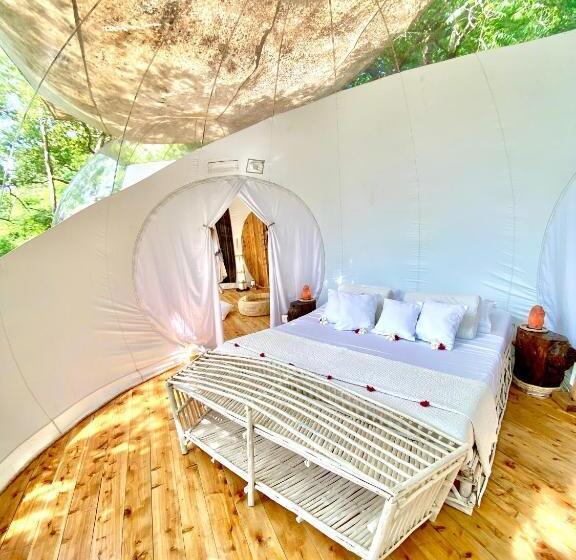 چادر با خدمات رفاهی استاندارد, Rock And Sea Resort