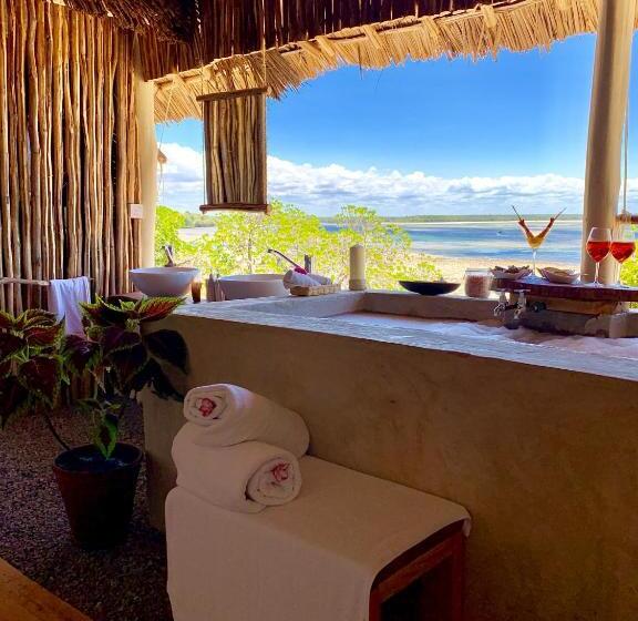 بانگلوی استاندارد با چشم‌انداز دریا, Rock And Sea Resort