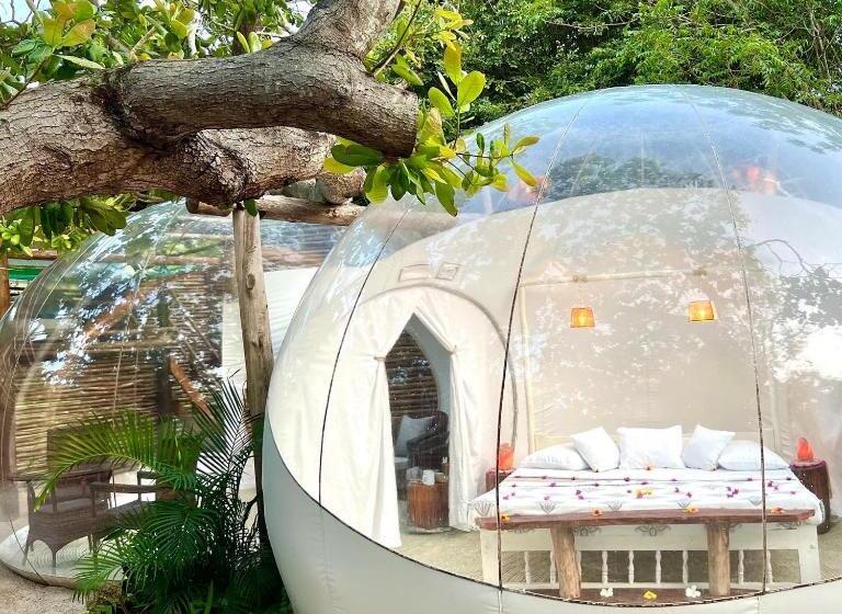 چادر با خدمات رفاهی استاندارد, Rock And Sea Resort