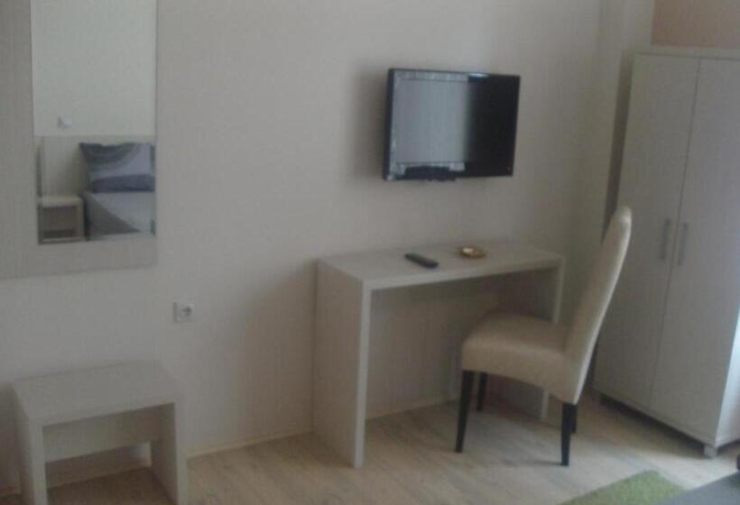 اتاق استاندارد سه نفره, Linda Bed And Breakfast
