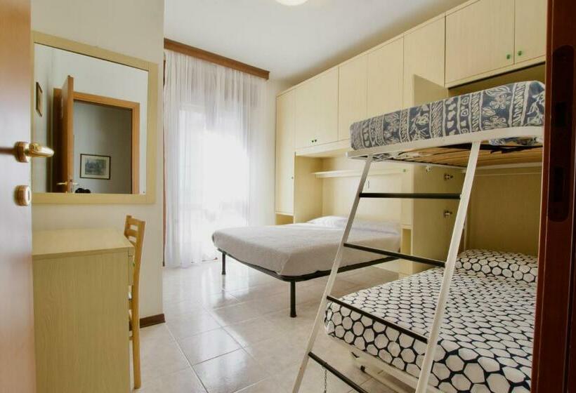 Apartamento 2 Dormitórios, Residence Madrid
