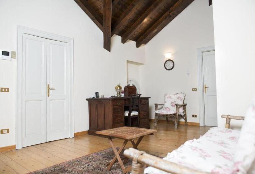 Номер Стандарт с Балконом, Villa Pinetina B&b