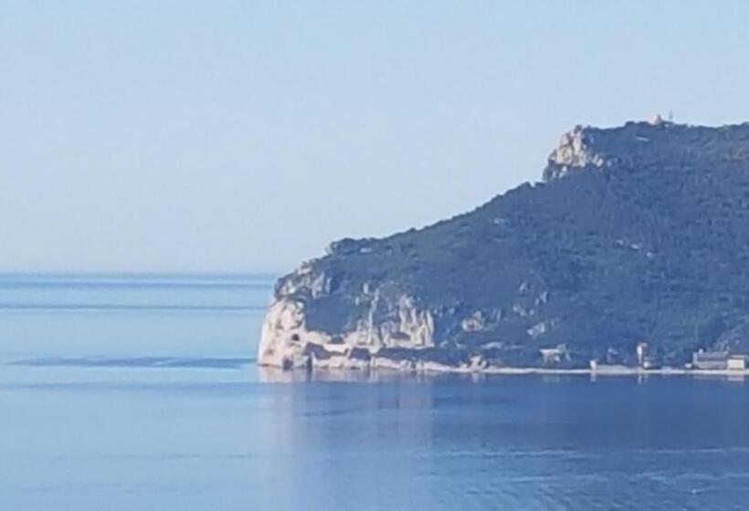 آپارتمان 1 خوابه با چشم‌انداز دریا, Le Terre Del Drago Apartment