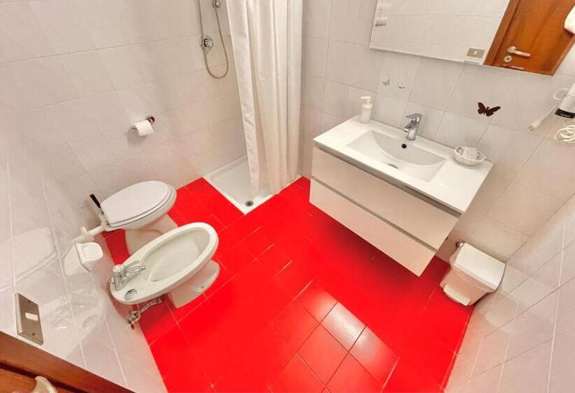 اتاق پنج‌تخته استاندارد, Albergo Vittoria