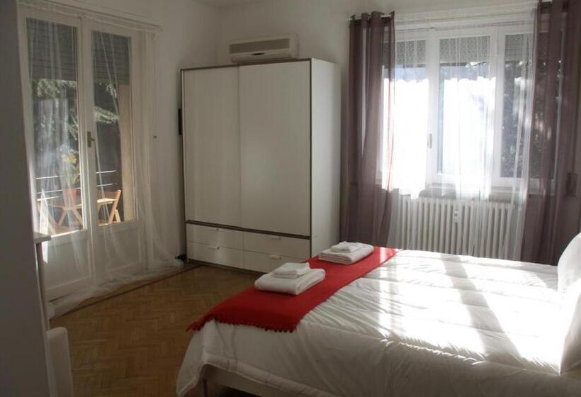 اتاق استاندارد با چشم‌انداز باغ, Lotus B&b