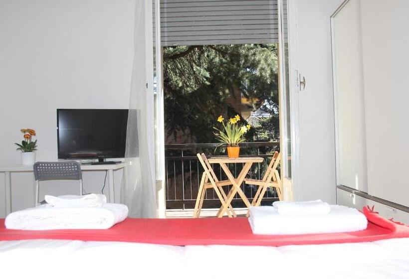 اتاق استاندارد با چشم‌انداز باغ, Lotus B&b