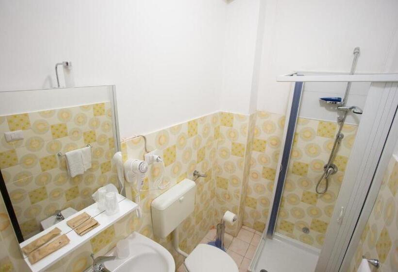 غرفة قياسية ثلاثية مزودة بتراس, Bed And Breakfast Coppadicuocobb